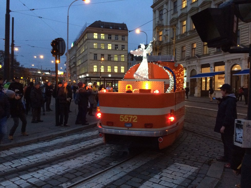 Mazací tramvaj se adventně rozzářila.