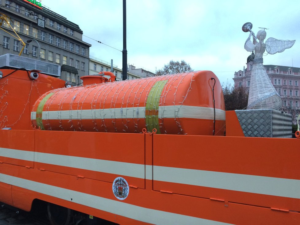 Mazací tramvaj bude od jara plnit novou funkci: pokropí zatravněné pásy některých kolejišť v Praze.