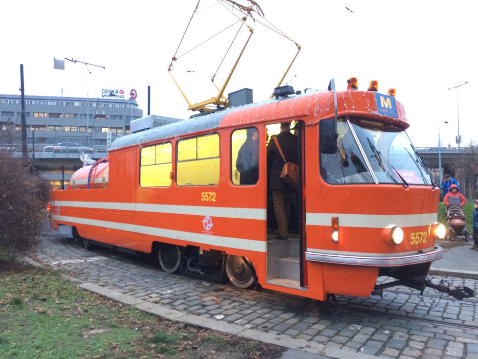 Mazací tramvaj prošla generální rekonstrukcí, do ulic Prahy vyrazila s vánoční výzdobou.