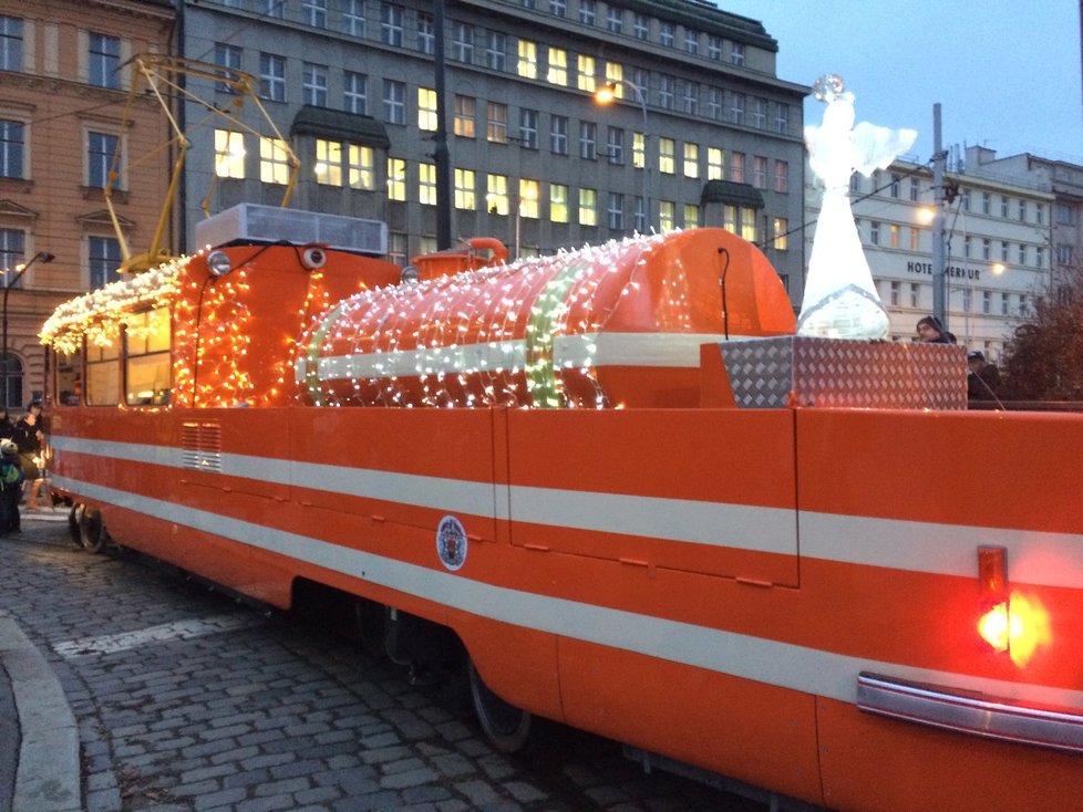 Mazací tramvaj se adventně rozzářila.