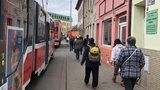 Kritická situace v rozkopaném Brně: Tramvaje stojí kvůli autům i desítky minut v koloně