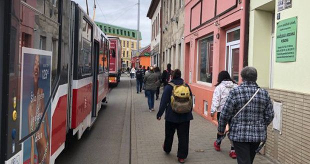 Cesta tramvají z Líšně či Juliánova do centra Brna je kvůli kolonám aut "výlet" na desítky minut...
