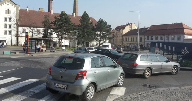 Víkendový hudební festival dechové hudby „Vejvodova Zbraslav“ uzavřel jeden z hlavních příjezdů na Zbraslavské náměstí.