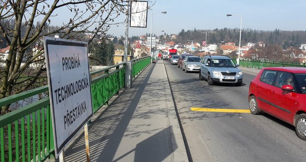 Doprava na Zbraslavi kvůli opravě mostu Závodu míru opět kolabuje.