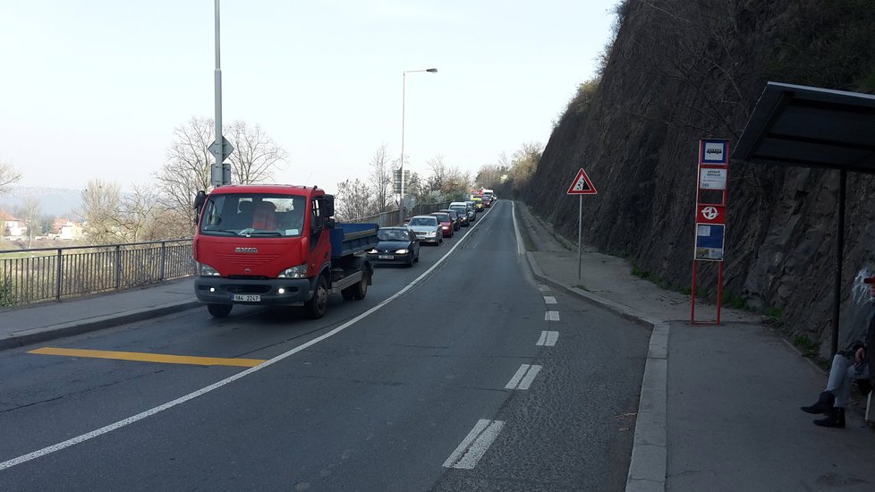 Doprava na Zbraslavi kvůli opravě mostu Závodu míru opět kolabuje.