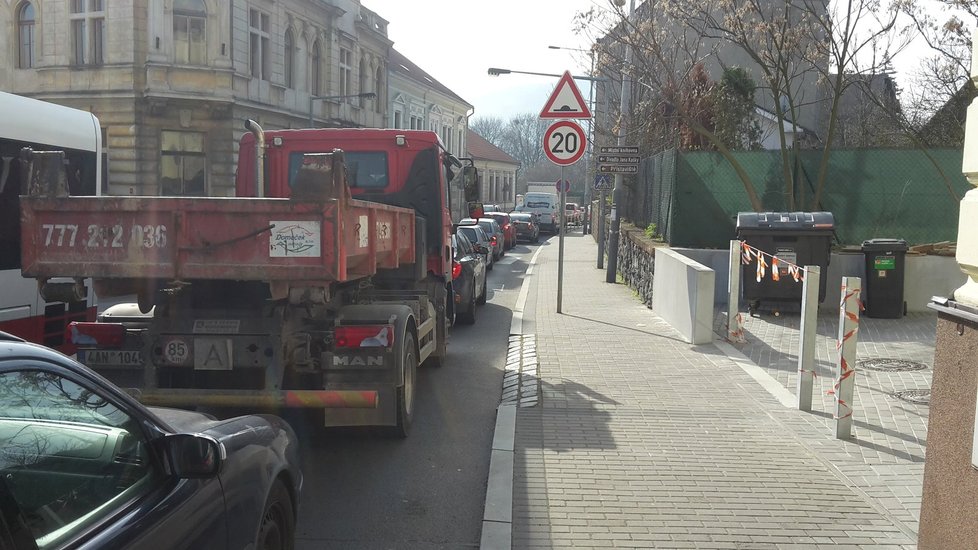 Doprava na Zbraslavi kvůli opravě mostu Závodu míru opět kolabuje.