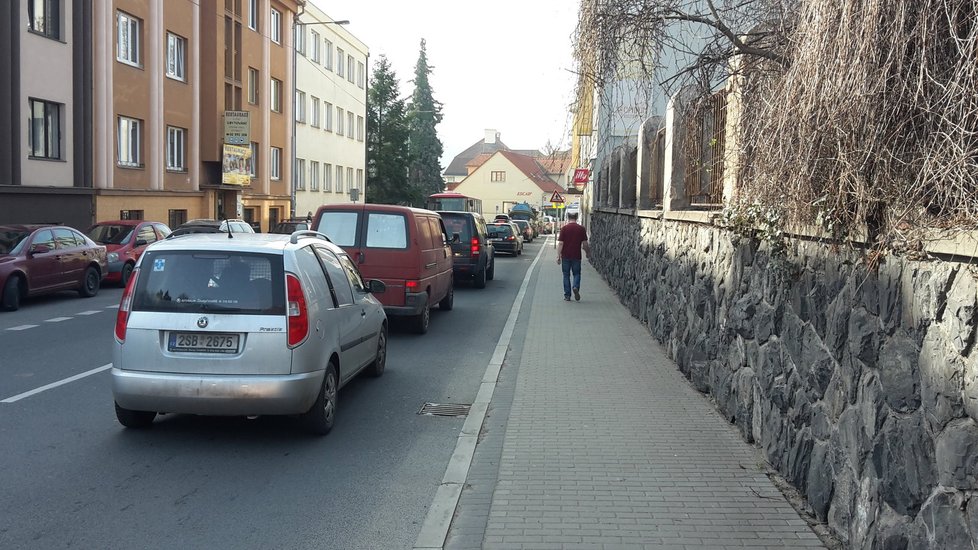 Doprava na Zbraslavi kvůli opravě mostu Závodu míru opět kolabuje.