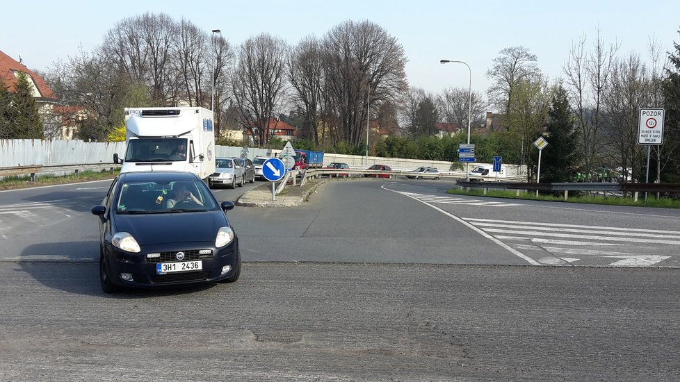 Doprava na Zbraslavi kvůli opravě mostu Závodu míru opět kolabuje.