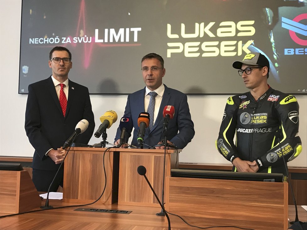 Ministr dopravy Vladimír Kremlík (za ANO), vedoucí BESIP Tomáš Neřold a závodník Lukáš Pešek se snaží pomocí kampaně LIMIT poukázat na stále se zhoršující statistiky motorkářů.