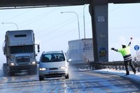 Namrzlé silnice: Řidiči brzdí, auta jedou dál