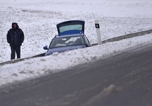Husté sněžení zkomplikovalo v úterý řidičům jízdu po celé Vysočině. Na zledovatělých nebo zasněžených silnicích bylo zaznamenáno několik dopravních nehod.