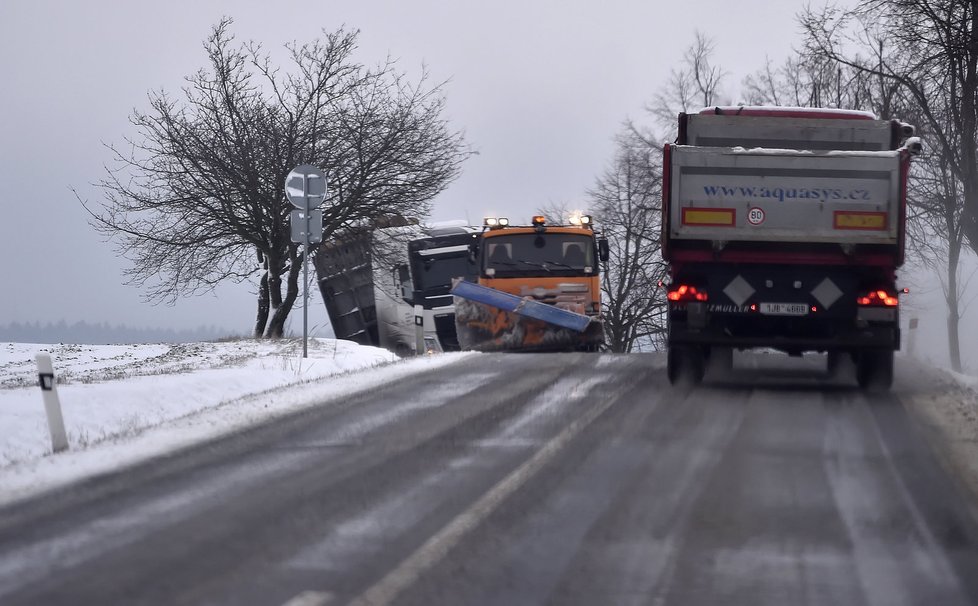 Husté sněžení zkomplikovalo v úterý řidičům jízdu po celé Vysočině. Na zledovatělých nebo zasněžených silnicích bylo zaznamenáno několik dopravních nehod.