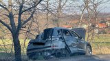 Šílená nehoda v Praze: Řidič několikrát otočil auto na střechu, pak utekl