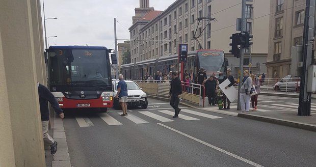 V Podbabě se zranila cestující poté, co autobus brzdil při srážce s autem.