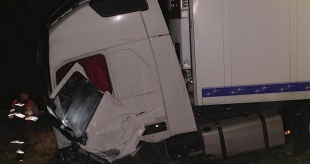 Vážná dopravní nehoda kamionu a osobního auta se stala u letiště Aero Vodochody.