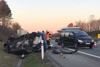Tragédie za Prahou: Na dálnici D11 se převrátilo auto, řidič zemřel