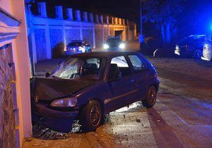 V Šáreckém údolí bouralo auto do domu.