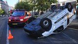 Nehoda na Vinohradské: Řidička otočila auto na střechu, hasiči ho vraceli na kola