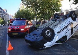 Hasiči zasahovali u dopravní nehody, po které jedno z aut skončilo na střeše.