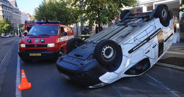 Nehoda na Vinohradské: Řidička otočila auto na střechu, hasiči ho vraceli na kola