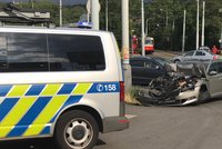 Nehoda tramvaje a osobáku v Hloubětíně: Řidič vyvázl s odřeninami
