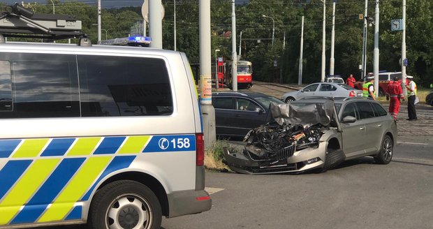 Nehoda tramvaje a osobáku v Hloubětíně: Řidič vyvázl s odřeninami