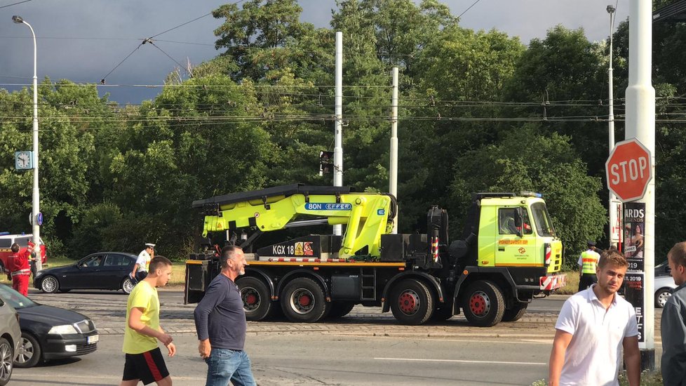 V Hloubětíně bouralo auto s tramvají.