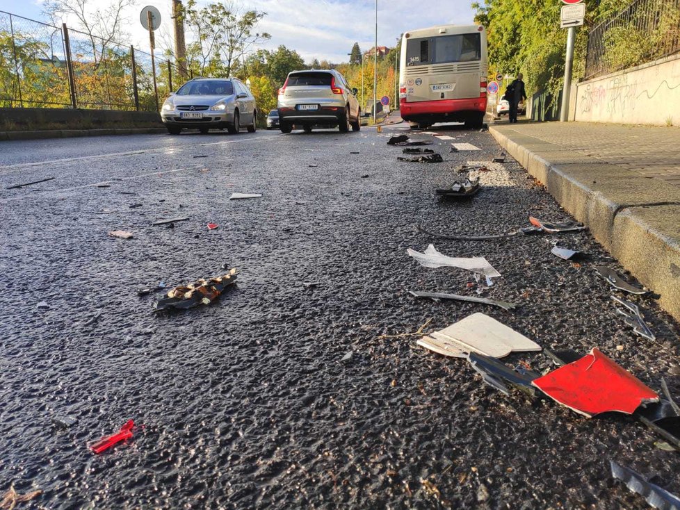 V Praze 5 bouralo auto s autobusem DPP, řidič osobáku byl zřejmě pod vlivem drog.