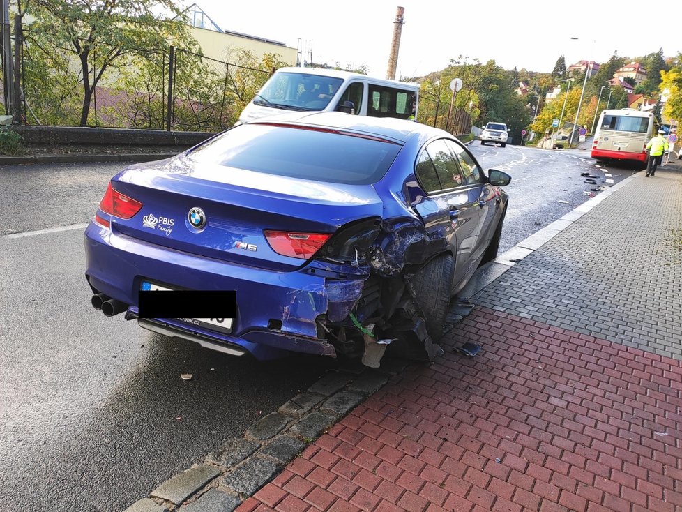 V Praze 5 bouralo auto s autobusem DPP, řidič osobáku byl zřejmě pod vlivem drog.