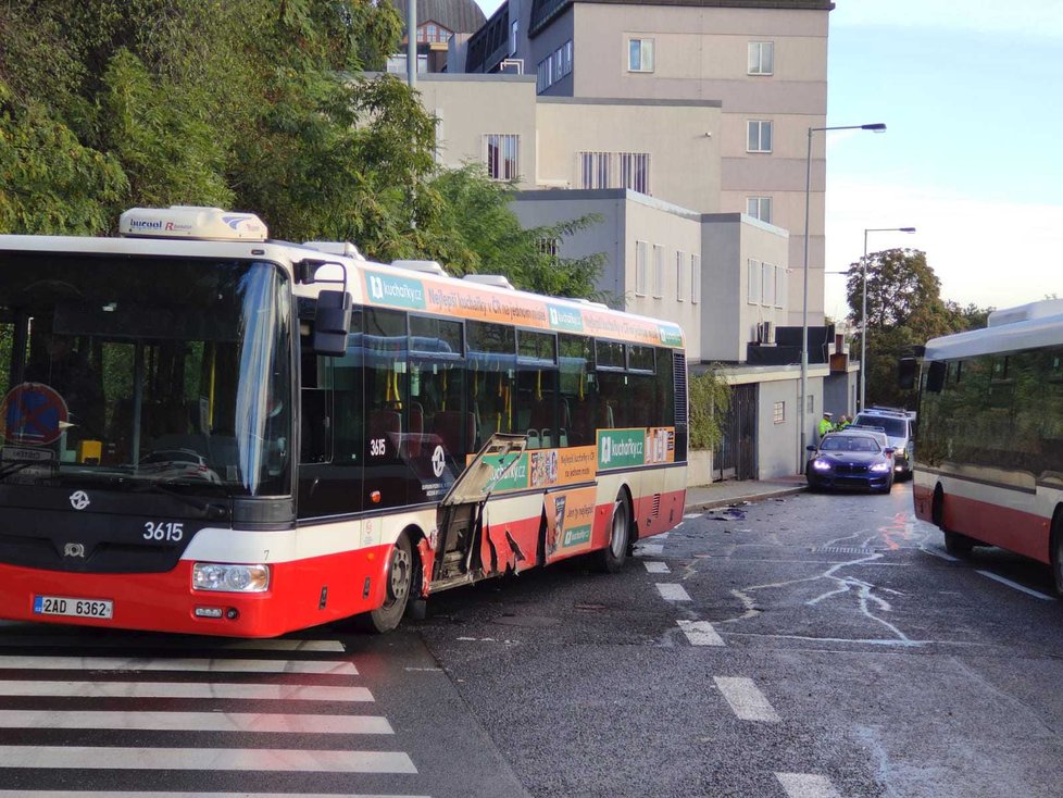 V Praze 5 bouralo auto s autobusem DPP, řidič osobáku byl zřejmě pod vlivem drog.