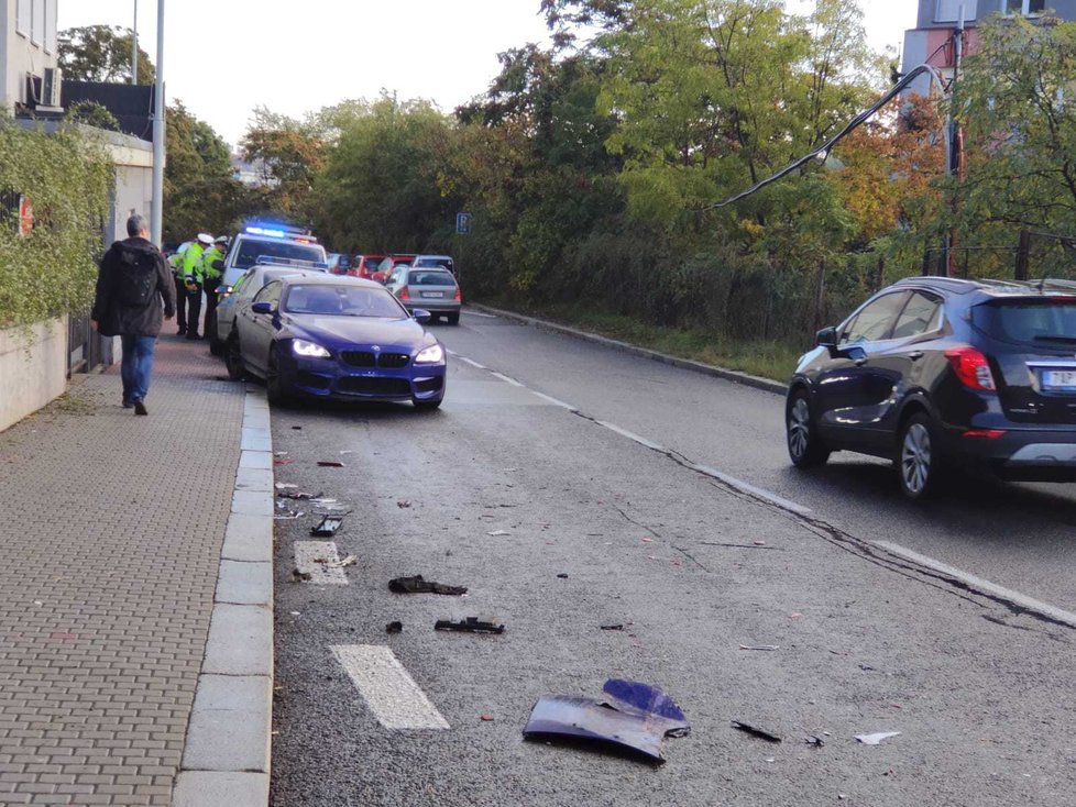 V Praze 5 bouralo auto s autobusem DPP, řidič osobáku byl zřejmě pod vlivem drog.