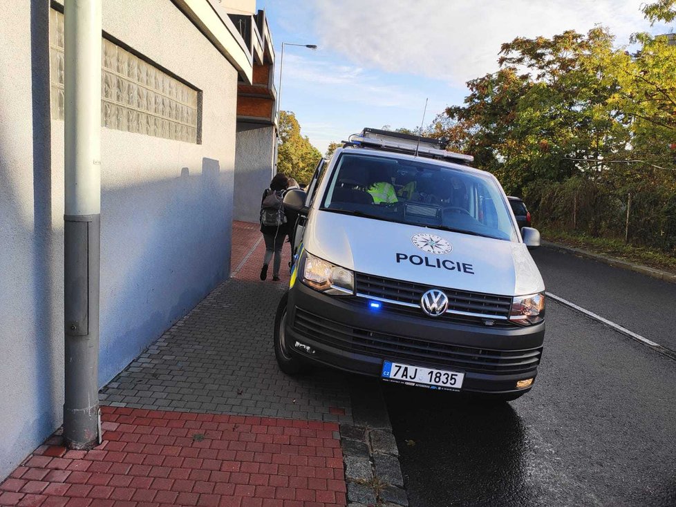 V Praze 5 bouralo auto s autobusem DPP, řidič osobáku byl zřejmě pod vlivem drog.