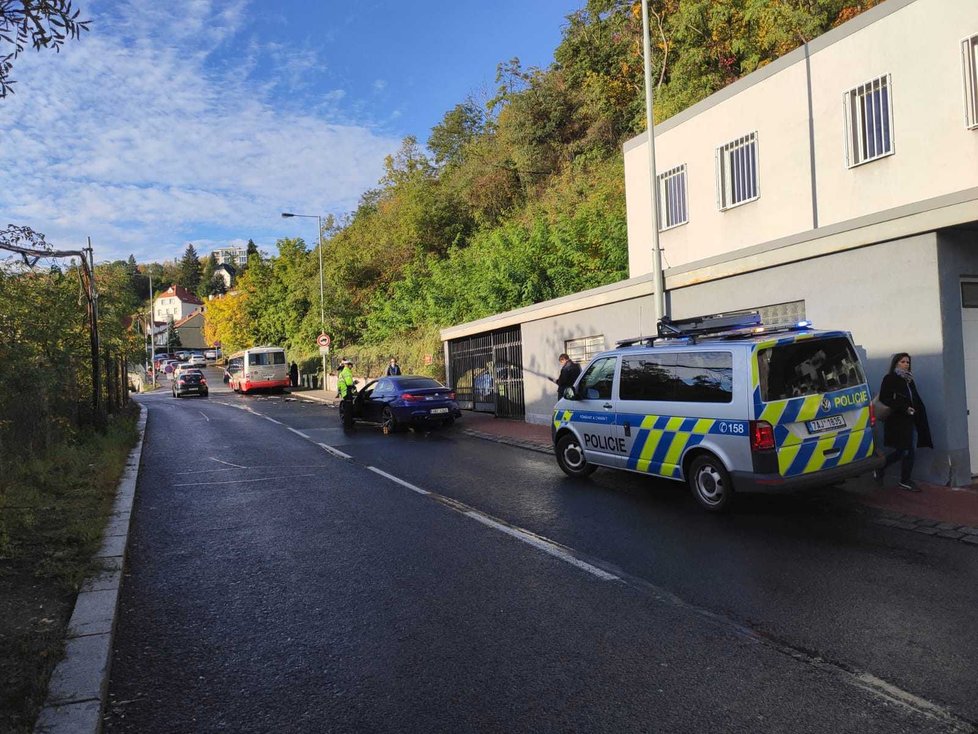 V Praze 5 bouralo auto s autobusem DPP, řidič osobáku byl zřejmě pod vlivem drog.