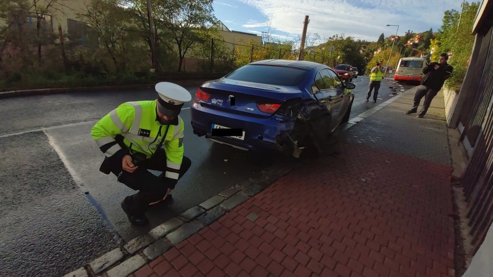 V Praze 5 bouralo auto s autobusem DPP, řidič osobáku byl zřejmě pod vlivem drog.