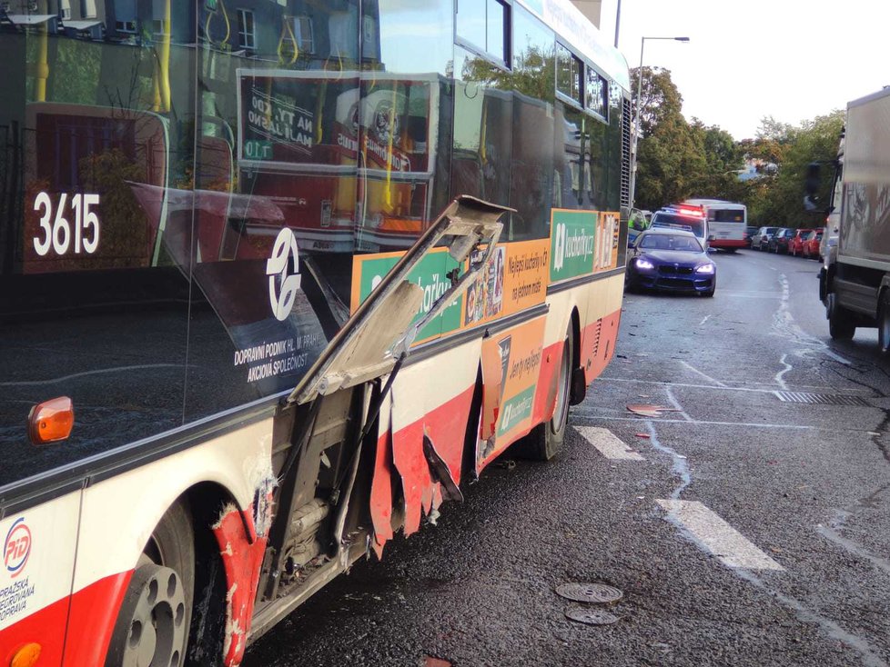 V Praze 5 bouralo auto s autobusem DPP, řidič osobáku byl zřejmě pod vlivem drog.