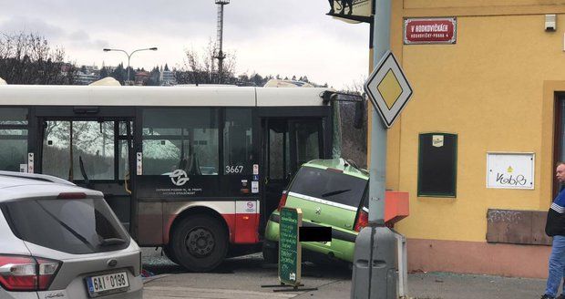 Vážně vypadající dopravní nehoda na Modřanské v Praze.