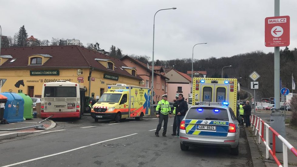 Vážně vypadající dopravní nehoda na Modřanské v Praze.