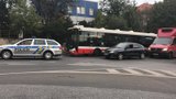 Druhá nehoda pražského autobusu MHD za jedno dopoledne: Naboural ve Vršovicích