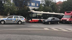 Autobus pražského dopravního podniku boural ve Vršovicích s autem.