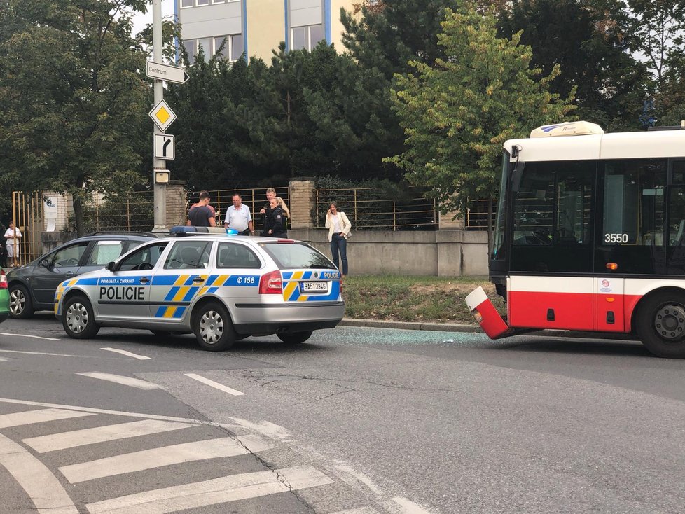 Autobus pražského dopravního podniku boural ve Vršovicích s autem.