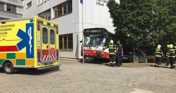 Nehoda na Skalce: Autobus MHD vyletěl ze silnice, naboural do budovy ČSÚ. Havarovala i dvě auta