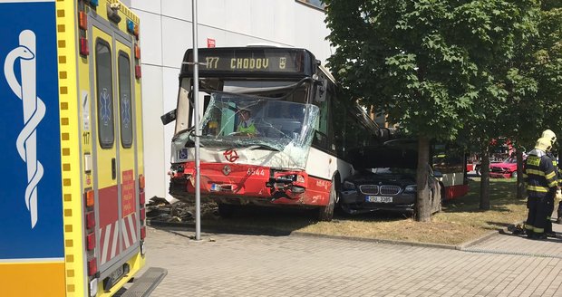 Nehoda autobusu DPP a dvou osobních vozů v Praze 10