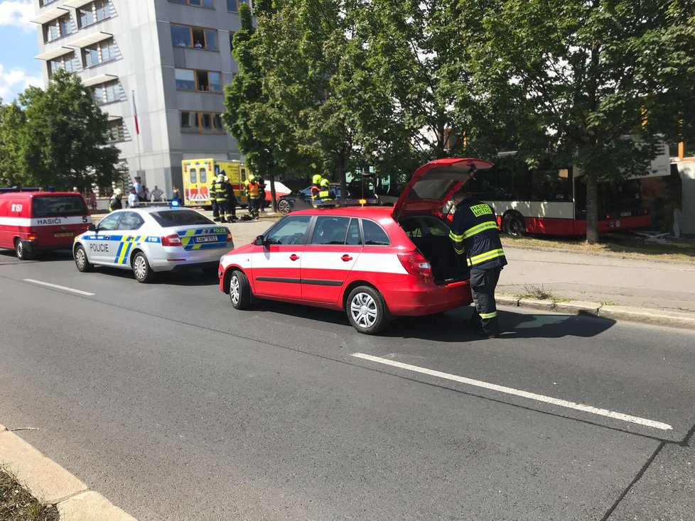 Nehoda autobusu DPP a dvou osobních vozů v Praze 10