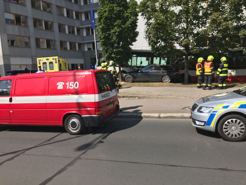 Nehoda autobusu DPP a dvou osobních vozů v Praze 10