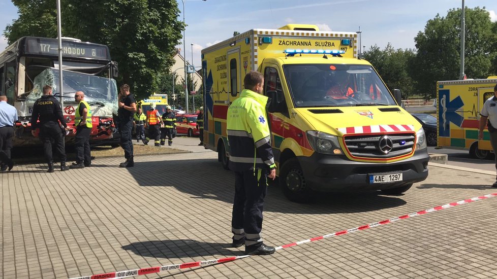 Nehoda autobusu DPP a dvou osobních vozů v Praze 10