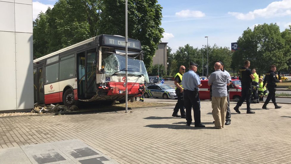 Nehoda autobusu DPP a dvou osobních vozů v Praze 10