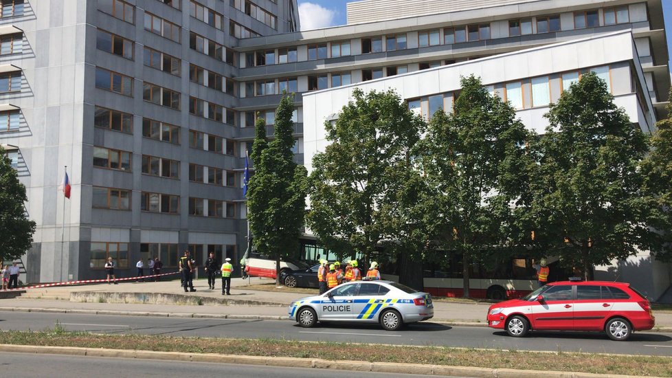 Nehoda autobusu DPP a dvou osobních vozů v Praze 10