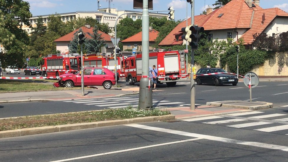 Nehoda autobusu DPP a dvou osobních vozů v Praze 10