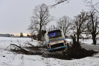 Řidič osobního auta zemřel po srážce s linkovým autobusem: Dva cestující jsou zranění