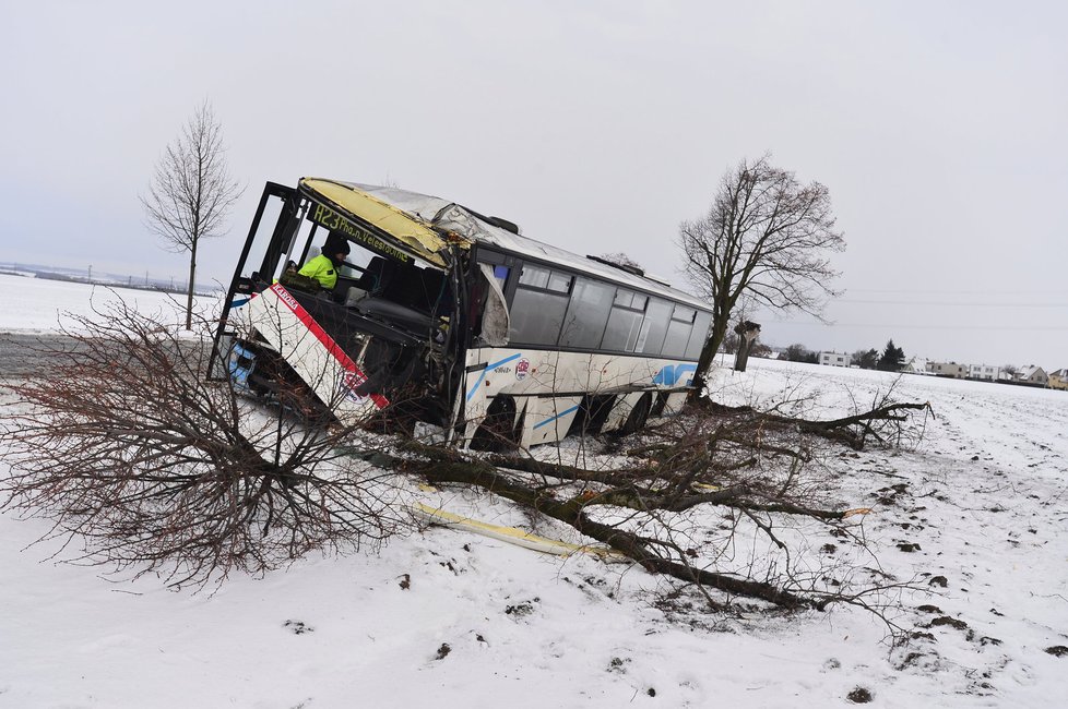 Tragická dopravní nehoda mezi Středokluky a Kněževsí u Prahy.